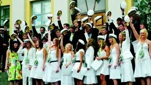 Studenterna på Curt Nicolin Gymnasiet i Finspång sjöng den klassiska studentsången innan det var dags för utspring.
Foto: Gunnar Johansson