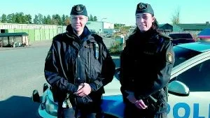 Det är de två poliserna Pernilla Isaksson och Linda Jansson som med hjälp av en enkät ska bekämpa inbrotten på Skäggebyvägen i Finspång. De mest utsatta företagen ska få tips och råd om hur man höjer säkerheten.
Foto: Titti Olovsson (0122-131 75)
titti.olovsson@folkbladet.se