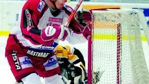 0-1 har blivit 5-1. Patrik Degerstedts mål i sista perioden var slutet på en fantastisk akt från Hästens sida mot Tranås. Hästen vände matchen totalt och har nu vunnit tre raka matcher sedan det blev känt att klubben tvingas genongå ett ekonomiskt stålbad.  
FOTO: JANNE FORSBY