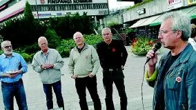 Vid ett maktskifte skulle fackförbundsrörelsen få stryka på foten. Det menar Göran Johnsson, f d förbundsordförande i Metall. Ett torgmöte, CNG och Viberga, var vad den forne metallbasen hann med i Finspång i går. Foto: Carolina Häggkvist