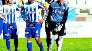 Här försvinner segern. Joel Wallerius, Martin Lorentzon, Filip Apelstav och Marcus Hågbrandt har lätt att hålla sig för skratt sedan domaren Roland Fager signalerat för treaff på tilläggstid.
Foto: Robert Svensson (011-200 463)
robert.svensson@folkbladet.se
