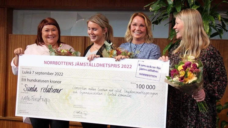 Anna Morin, Anneli Forsberg, Catarina Jonsson och Jessica Kemi tog emot priset av landshövding Lotta Finstorp och prorektor Cathrine Norberg.