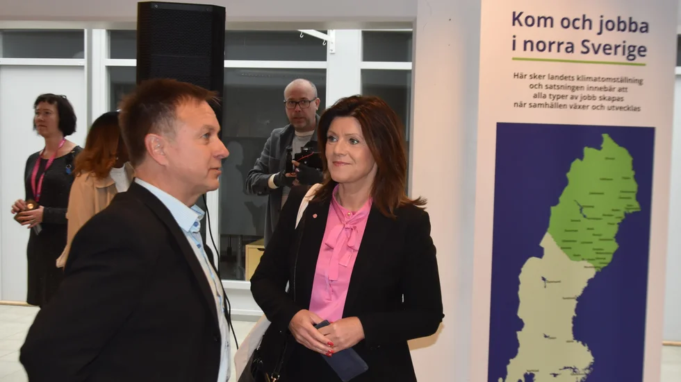 Kommunalrådet Lorets Burman samspråkar med arbetsmarknadsminister Eva Nordmark inför invigningen av arbetsförmedlingens kansli i Skellefteå.