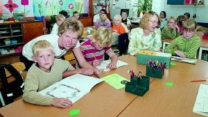 Första skoldagen som friskola i Ljusfall. Från vänster Erik Johansson, Åsa Johansson, ordförande i friskoleföreningen, Fredrik Mjärdner, nya läraren Marie Joelsson och Emelie Lyberg.
Foto: Titti Olovsson (0122-131 75)
titti.olovsson@folkbladet.se</FONT