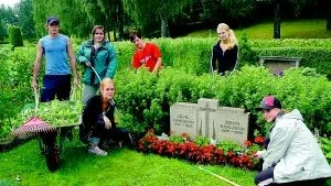 På Risinge kyrkogård sommarjobbar sex ungdomar som stortrivs på sin arbetsplats. Från vänster: Anders Löwgren, Zarah Hellsten, Klara Eklöf, Eric Andersson, Cecilia Andersson och Lovisa Andersson.							     Foto: Magnus Johansson