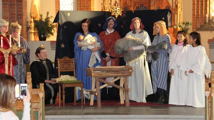 Julkrubba i Hällestad. Malena Asplind spelar Maria och i famnen har hon sin egen dotter Wendla. Josef spelades av Fredrik Nord.