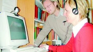 Christel Alvarsson från Björkö i Loftahammars skärgård som här sitter vid sin dator är en från 15 hushåll som ingår i testet med bildtelefoni uppkopplad mot Apoteket. Bakom projektet står bland annat Michael Gross från Living Labs i Västervik.
