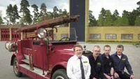 Ett 40-tal gamla brandbilar från hela Sverige kommer till Västervik i morgon för att delta i 2004 års Veteranbrandbilsrally. Från räddningstjänsten i Västervik deltar bland annat en Graham Brothers från 1925. På dess kraftiga kofångare sitter från vänster Roger Landelius, Stefan Kling, Ulf Wallerius och Christer Askbrandt. Foto: ANDERS LILJEGREN