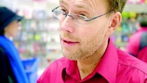 Foto: MAGNUS GLANS Centrumhandelns ordförande, Lars Carling, ser ingen entydig bild av julhandeln i Västervik. En del butiker upplever rekordstor försäljning, i andra butiker är det tvärtom. I Lars Carlings egen affär, Hultgrens bokhandel, ligger julförsäljningen på samma nivå som förra året, detta trots att bokbranschen generellt har upplevt en liten nedgång under hösten.