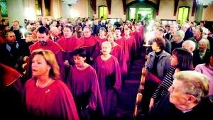 Foto ANDERS STEINER Sankt Petri kyrka fylldes helt igår kväll då den traditionsmättade, efterlängtade Första-advent-konserten. spelades upp. Den högtidliga stämningen gör direkt entré när Kyrkokören vandrar upp för kyrkans mittgång och fyller oss med värme.