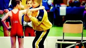 Foto: Matilda Ahl Christoffer Gustavsson från Värnamo tävlade i Knattar 22 kg där han blev trea. Här får han hjälp av coachen.