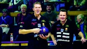 Foto: ANDERS LILJEGREN Glada lirare i Domino, Curt Bontell som slog 954, och Patrik Svensson som slog 838.