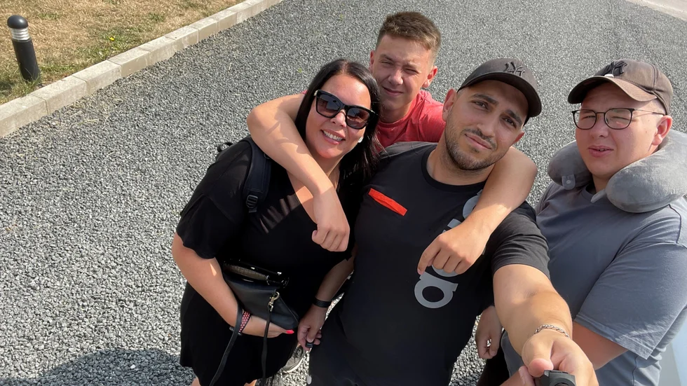 Familjen överlevde den våldsamma bilkraschen på E 20. I bild från vänster till höger: Sophie Alväng, Albin Alväng, Memme Mohammad och William Alväng.