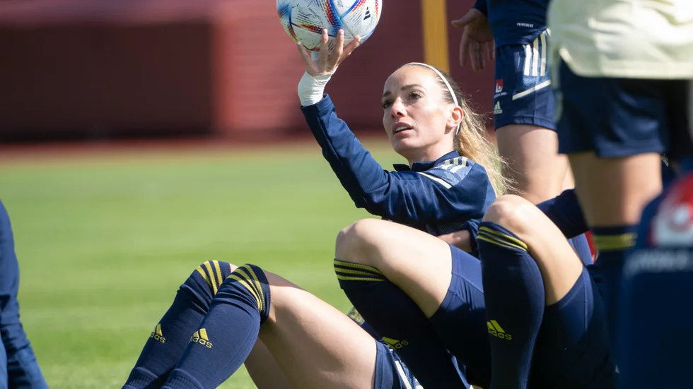 Kosovare Asllani är tillbaka med fotbollslandslaget inför VM-kvalavslutningen borta mot Finland på tisdagen. Mittfältsstjärnan har knappt fått någon vila alls efter sommarens Europamästerskap i England.