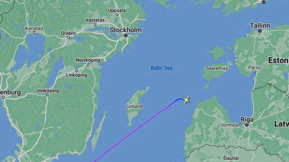 Flygplanet kraschade vid 19.45-tiden på söndagen nordväst om den lettiska staden Ventspils. Bilden visar hur flygplanet färdades fram till dess att det störtade.