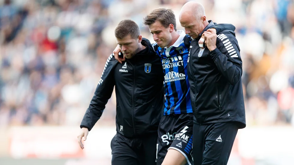 Sirius Filip Olsson får hjälp att lämna planen.