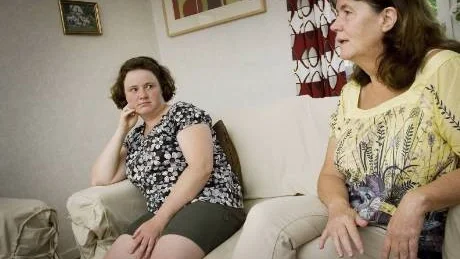 Rebecca Peterson och hennes mamma Katarina oroar sig för att det blir fler nedskärningar för de funktionshindrade.