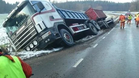 Lastbil i diket på Skärblackavägen.