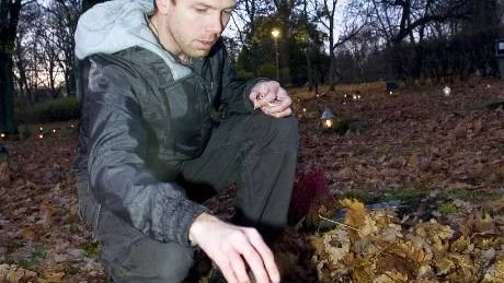 Kent Nygaard tände ljus för ormen Egon på djurkyrkogården under Alla helgons dag.