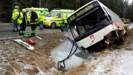 Så här såg det ut efter att länsbuss 414 kört ner i diket. Fyra personer skadades, två av dem allvarligt. Foto: Henrik Jonsson