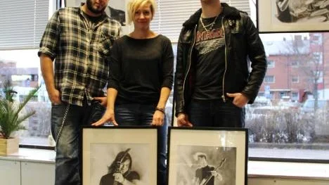 I helgen var det vernissage för Marie Åkerlunds porträtt av Takida i Ånge. Här är hon tillsammans med bandmedlemmarna Tomas Wallin och Fredrik Pålsson.