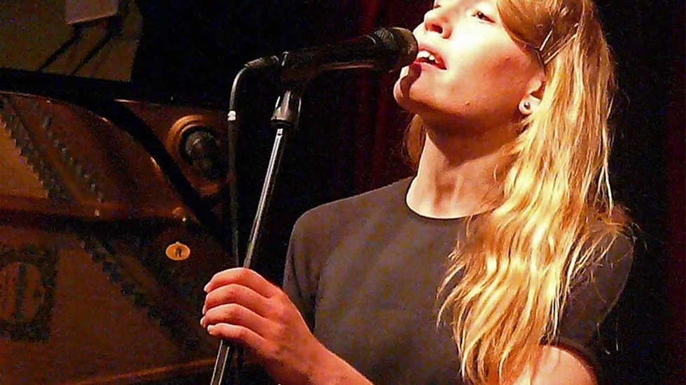 Sarah Riedel sjunger Cornelis text till Georgs musik i ”En visa till Linnea när hon inte ville vakna hos mej”.