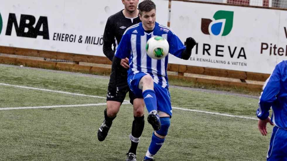 Patrik Jonsson fastställde resultatet till 4–2 när Öjebyn vann mot Älvsbyn. (Arkivbild)