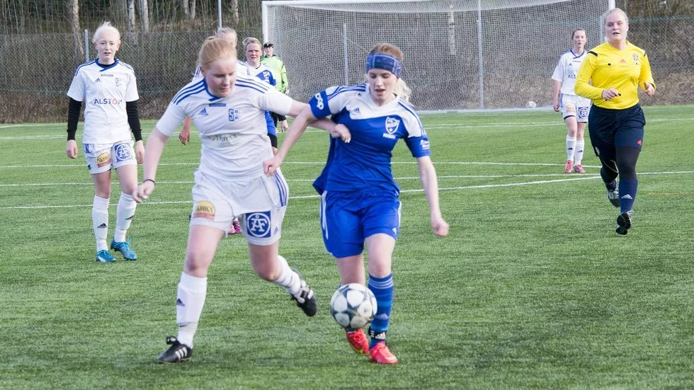 Lina Åman (blå tröja) och Arvidsjaur har lämnat walkover inför kvällens match mot Alvik 2 i division 4. (Arkivbild)