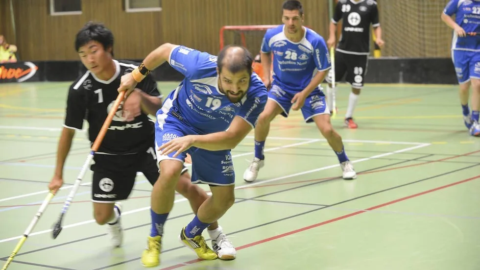 Mats Öhman gjorde ett mål vid lördagens match, då K 4 IF spelade borta mot Umeå City IBK. Trots förlusten med 6-3 ser dock lagets tränare Johan Renberg en ljusning på den hittills rätt mörka säsongen för laget. (Arkivbild) Foto: Göran Westerlund