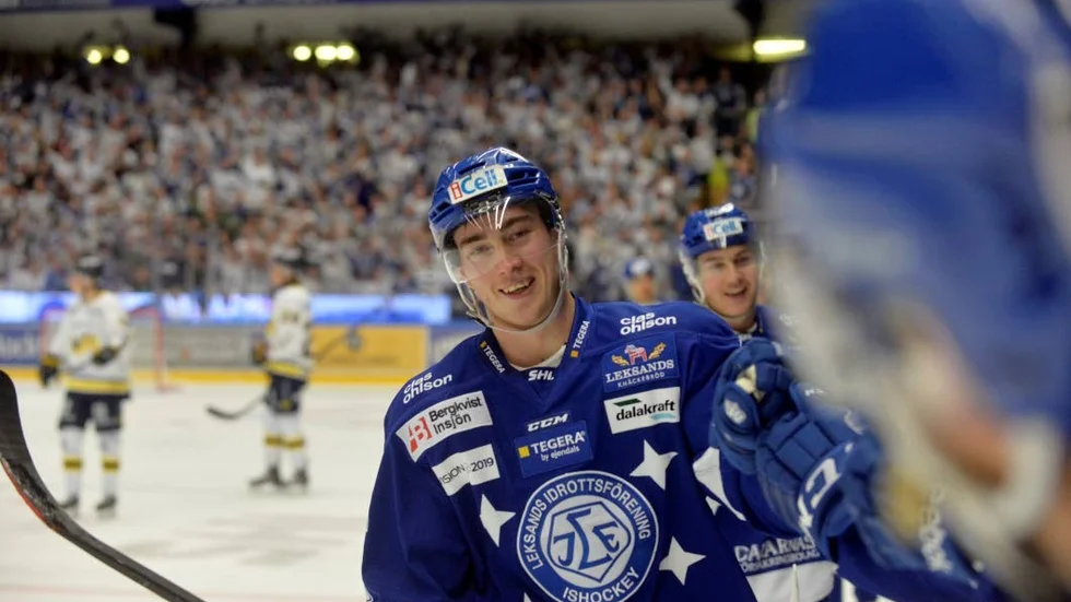 Tobias Forsberg, från Piteå, drar på sig Leksandströjan för en femte säsong. (Arkivbild)