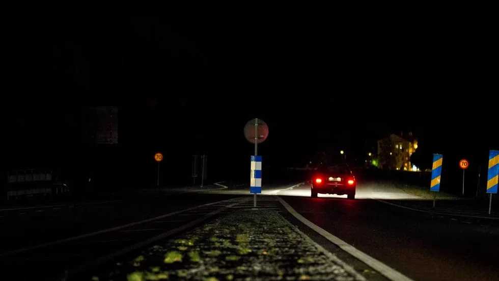Mörkläggningen av landsbygden har debatterats länge. Samtidigt verkar ansvarsfrågan, längs olika sorters vägar, vara minst sagt oklar.