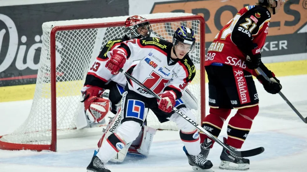 Stefan Johansson, i Örebro, jobbar för att komma tillbaka på allvar i SHL. Risken finns att han missar kvällens match mot Luleå. ?foto: robert lundberg