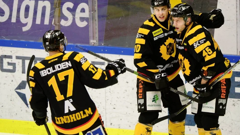 SKELLEFTEÅ 20180118
Skellefteås OS-kedja med Pär Lindholm, Joakim Lindström och Oscar Möller jublar efter 3-1 målet i torsdagens ishockeymatch i SHL mellan Skellefteå AIK och Karlskrona HK i Skellefteå Kraft Arena, Skellefteå. 
Foto: Robert Granström / TT / kod 11104