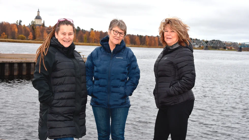 Anna Svelin, Tuula Kankaanranta och Pia Innala på platsen där vinterbadet inom kort blir verklighet. "Äntligen" utbrister de.