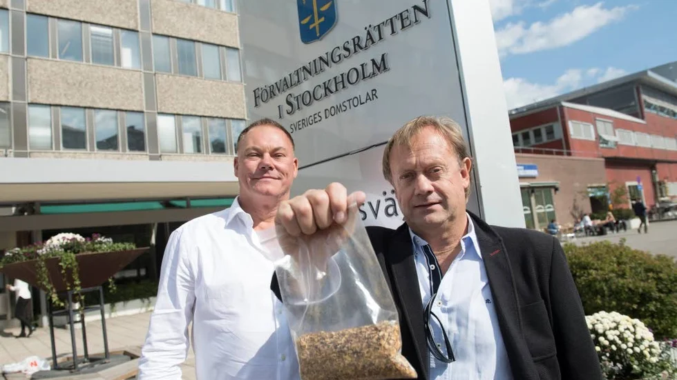 Snusfabrikörerna Peter Soergel och Peder Ölander fotograferade utanför förvaltningsrätten i Stockholm. Arkivbild.