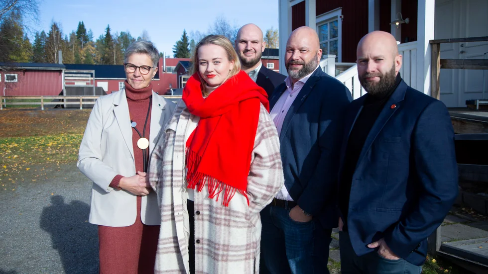 Majvor Sjölund (C), Kata Nilsson (S), Anton Li Nilsson (C), Patric Lundström (S) och Claes Danell (S) presenterade formerna för det historiska samarbetet i Blåsmark under fredagen.