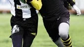 Pelle Andersson flyttar på AIK:s australiensare Luce Cassidy. Gnaget vann med 3-0 i premiären, men Sylvia gjorde helt klart en godkänd insats.
FOTO: ROBERT SVENSON
