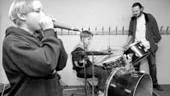 Sebastian Carlberg vill bli sångare i ett känt rockband. Vid trummorna sitter Martin Enkvist som får hjälp av läraren Lars Carlberg.
FOTO: ROBERT SVENSSON