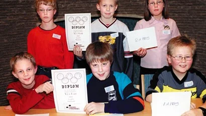 Segrarna från Grosvad Joacim Neumann, Emil Cronemyr och Johan Björn. Stående andrapristagarna, Rejmyre: Gustaf Liljenström Christoffer Andersson och Linn Borch.
FOTO: GUNNAR JOHANSSON