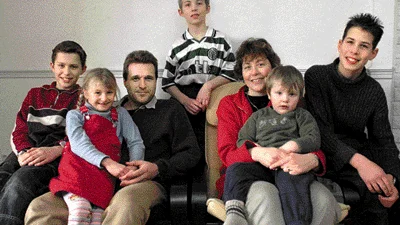 Familjen Brandtberg samlad hemma under sportlovet. I knäet på pappa Thomas sitter sexåriga Natalie och i mamma Helenes knä treårige Emanuel. Runt dem de tre egna pojkarna Sebastian, Jonathan och Christoffer.	
FOTO: JANNE FORSBY