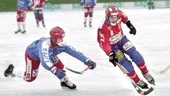 Tungt för Finspång i bandyettan. Patrik Andersson driver förbi en Järhaga-spelare på Grosvad, men bilden ljuger. Det var gästerna från Jönköping som bestämde och vann.
FOTO: NICLAS SANDBERG