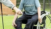 Mats Stengård hjälper 13-årige Alexander Öhgren. Alexander fick för första gången i sitt liv testa sin färdigheter inom golfen.
FOTO: ANITA KJELLBERG