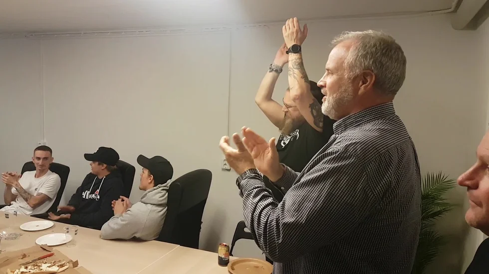 Runar Öhman och hans partivänner jublar i SD:s partilokal i Mjölby när vallokalsundersökningen offentliggjorts. SD är näst största parti på riksplanet.