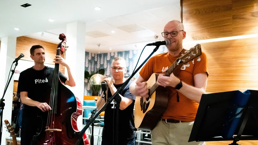 Ubb & Stubb uppträder på ett fullsatt Friends kafé.