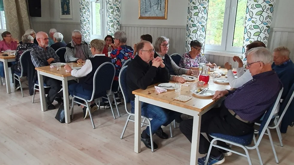SPF Seniorerna Överkalix åt surströmming i Svartbyns byastuga.