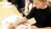 Christoffer Husser, 13, som siktar på att bli konstnär gillar de höj- och sänkbara stolarna.
FOTO: ROBERT SVENSSON
