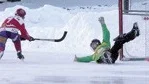 32 på Grosvad. Mathias Johansson lyfter in ledningsmålet för Finspångs AIK bakom Stångebros målvakt Per Mattsson. FAIK tog sin första hemmaseger i div I-bandyn, vann östgötaderbyt med 74.
FOTO: TITTI OLOVSSON