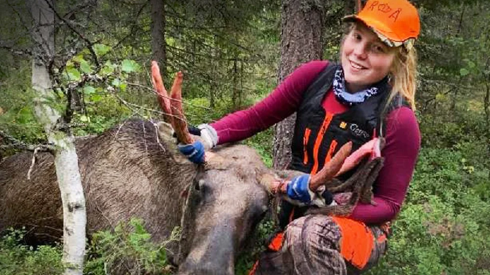 Mathilda Evaldsson sköt två älgar på sitt första pass i Säivis, utanför Haparanda.
