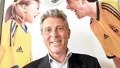 Stadiums grundare och koncernchef, Ulf Eklöf, kan känna sig nöjd trots att Sverige är utslaget ur VM-fotbollen. Försäljningen av företagets produkter har skjutit i höjden i den rådande stämningen av fotbollsfeber.	
FOTO: NICLAS SANDBERG