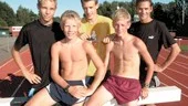 Peter Holgerssons friidrottsungdomar har många medaljchanser vid ungdomsSM i Huddinge som startar på fredag. Här ses stående fr v Filip Engman, Söderköpings Friidrottsklubb, Albert Mollén, do och Peter Holgersson (tränare). Längst fram sitter (fr v) Erik Thollander, SFIK och Henning Tunek, IK Akele.
FOTO: NICLAS SANDBERG